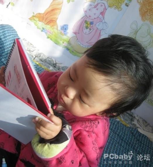看得也倍兒認(rèn)真了,菲兒這是臺(tái)歷不是吃的,不用這么認(rèn)真