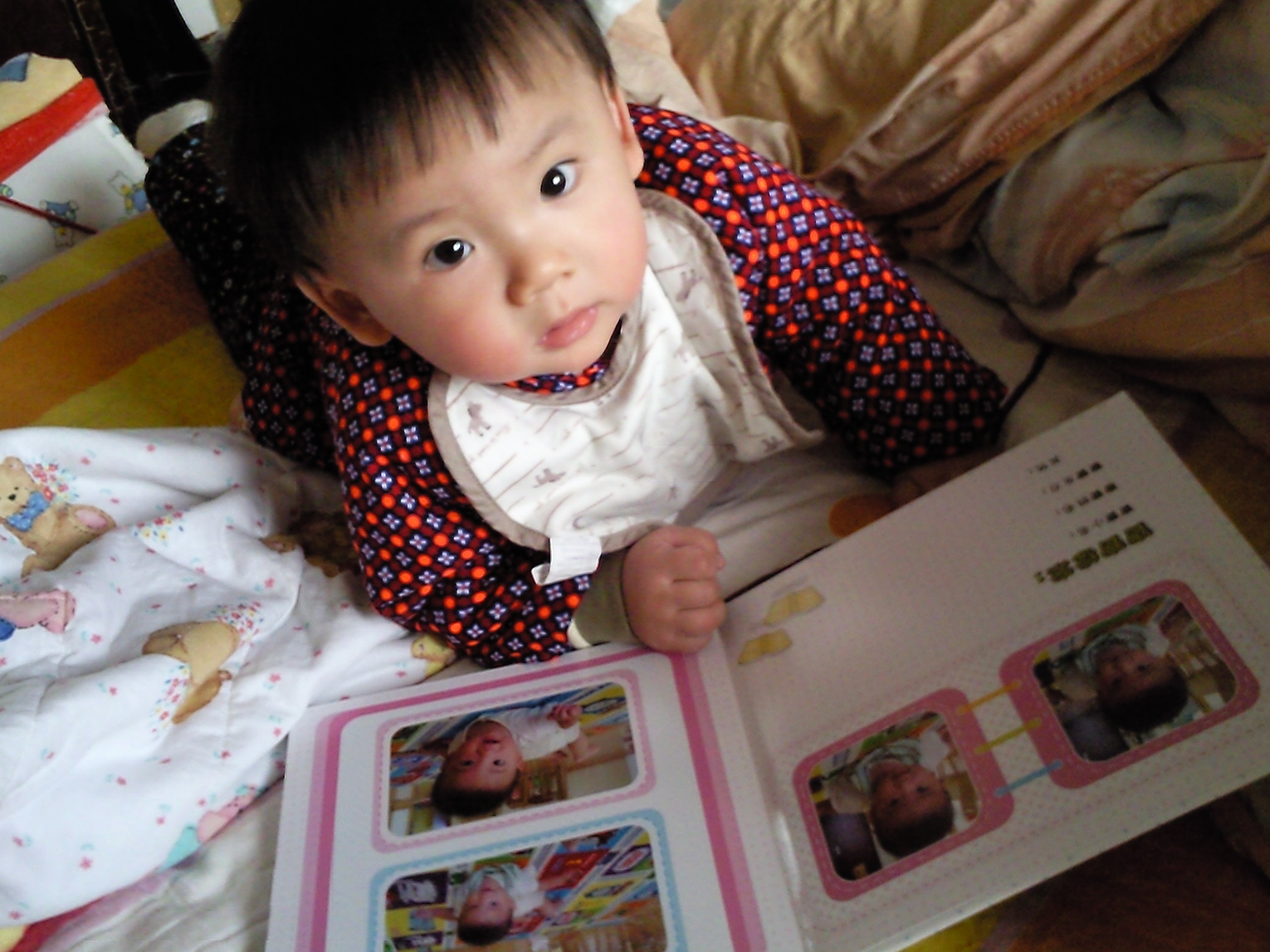 兒子你看什么呢,媽咪給你做了好東西,你要看的是照片書(shū)