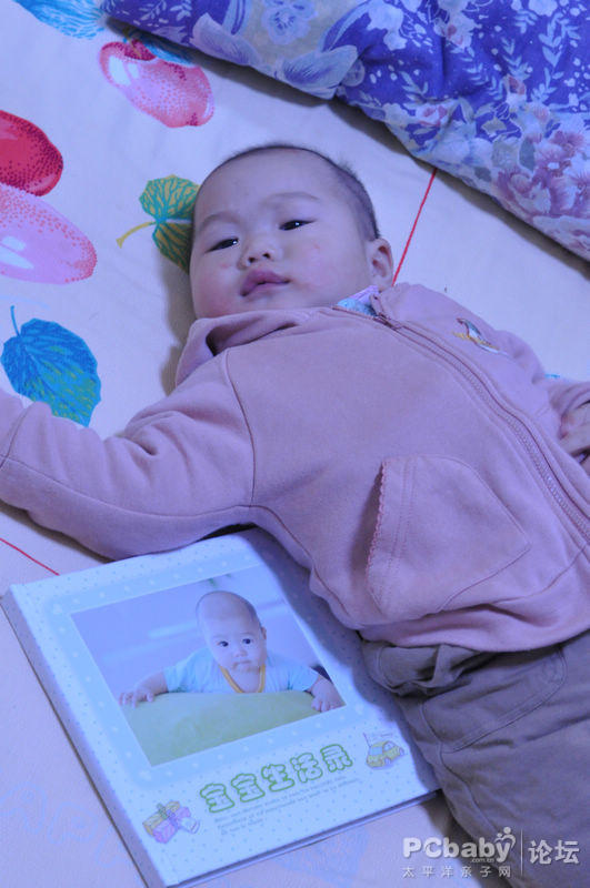 看看兒子和照片書的合照吧,這下你們就知道相冊有多大了
